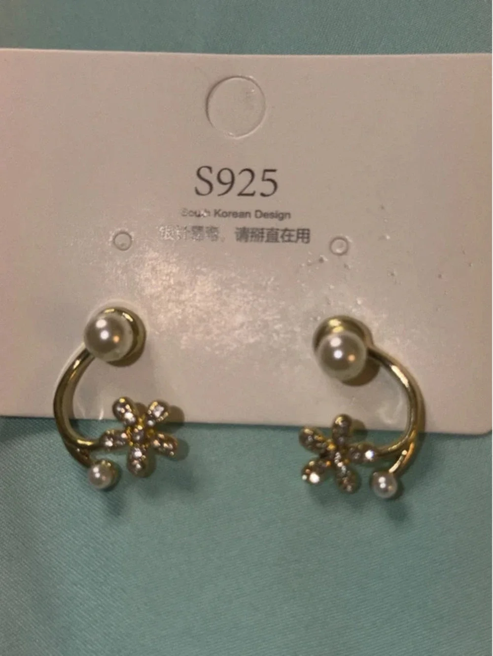 3 pairs women’s earrings
